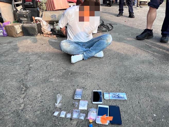 斗南警方在嘉义县大林镇修车厂拘捕嫌犯夫妻檔。（斗南警分局提供）