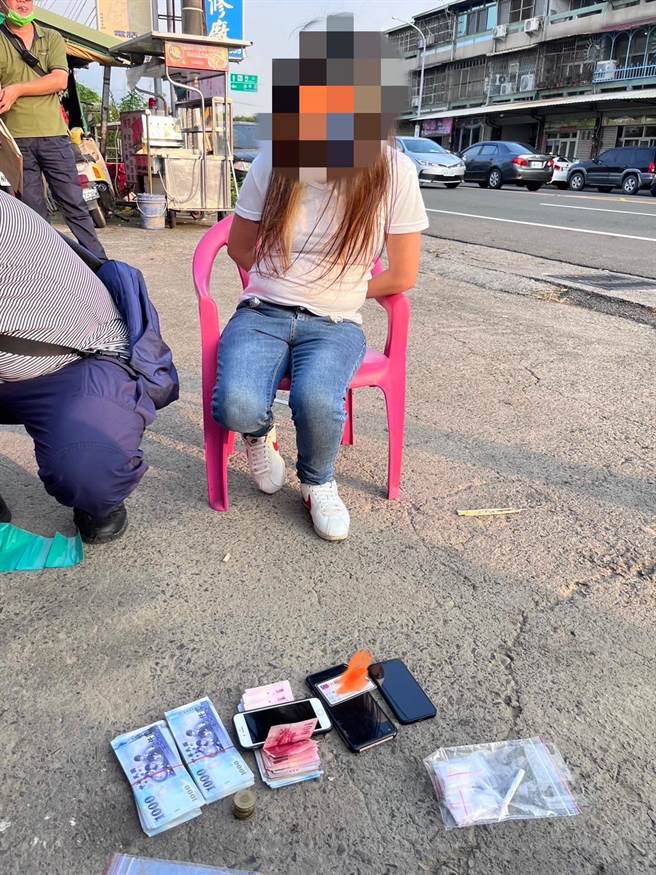 斗南警方在嘉义县大林镇修车厂拘捕嫌犯夫妻檔。（斗南警分局提供）