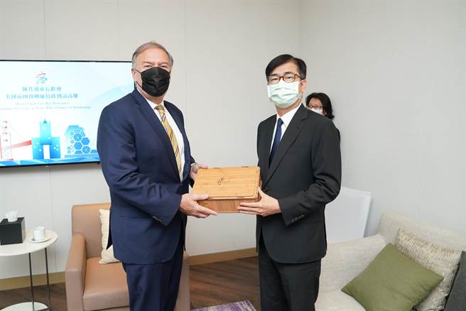 美国前国务卿蓬佩奥继3月后再度访台，今早与高雄市长陈其迈会晤。（柯宗纬翻摄）