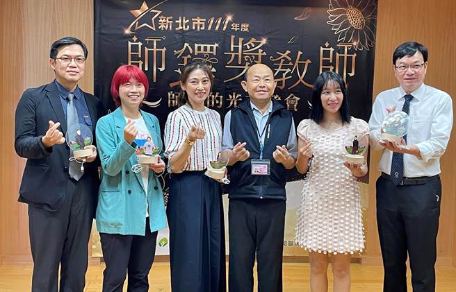 新北表扬5位师铎奖得主，感谢教师用爱照亮学子。新店国小许德田校长（左一）、板桥高中杨幸钧老师（左二）、光復国小附幼郑雅玲主任（左三） 、教育局副局长欧人豪（右三） 、五华国小杜筱梅老师（右二）及淡水商工曾才荣主任（右一）。（新北市教育局提供）