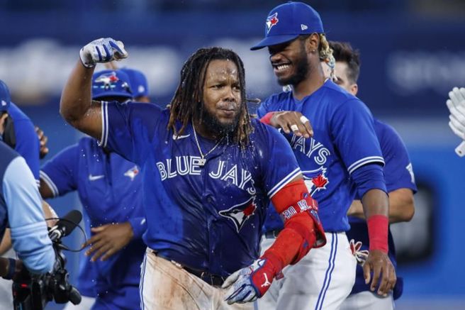 蓝鸟小葛瑞洛击出再见安打。（美联社）