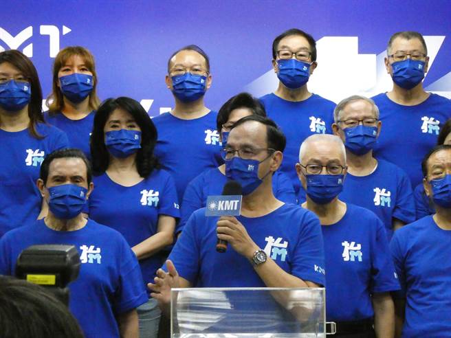 亲绿媒体人周玉蔻爆料前中国小姐张淑娟与国民党台北市长参选人蒋万安父亲蒋孝严滚床单挨告。国民党主席朱立伦今受访表示，感慨台湾民主走到今天，这类非常光碟式、恶意爆料、攻击、泼墨染黑方式，已成民进党最重要的选举招数。（周志豪摄）