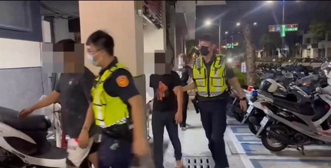 袁姓一家4人与酒吧老板林男发生衝突，警方获报派快打部队处置，将袁家未受伤2人以及林男带回派出所。（翻摄照片／崔正纲高雄传真）