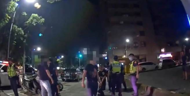 袁姓一家4人与酒吧老板林男发生衝突，警方获报派快打部队处置。（翻摄照片／崔正纲高雄传真）