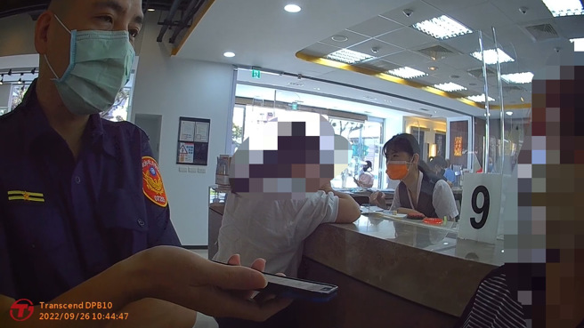 飆股推薦海外投資 ，婦為獲利急匯32萬， 機警銀行員報警攔阻匯款。(林口分局提供)