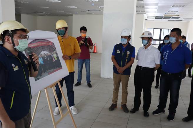 芎林鄉聯合辦公廳舍進度已達94.4％，縣長楊文科（右二）前來視察。（邱立雅攝）