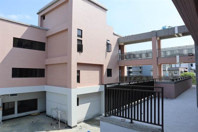 芎林鄉新建的聯合辦公廳舍集合了公所、代表會以及戶政事務所。（邱立雅攝）