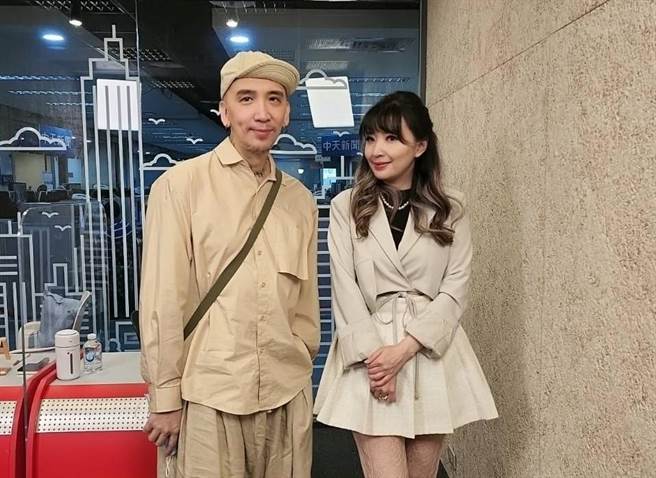 《健康點點名》主持人王宜安（右）訪問兩性作家Ｈ。（中天新聞提供）