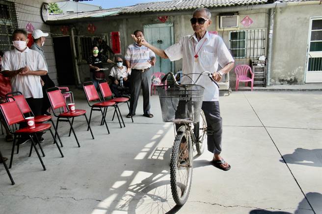 台南市柳營區102歲人瑞吳擇清，即使年過百歲，不僅步履穩健，還能騎腳踏車。（張毓翎攝）