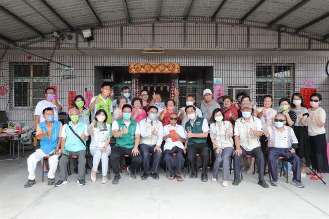 台市長黃偉哲（第一排左五）27日親自到府發給吳擇清（第一排左六）重陽禮金1萬元。（台南市政府提供∕張毓翎台南傳真）