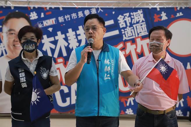 国民党新竹市长参选人林耕仁（中）批评，市府原本说关埔国小8月将落成，至今仍未完工，工程进度究竟到哪？是否还要追加预算？也要市府交代清楚。（林耕仁团队提供／王惠慧新竹传真）