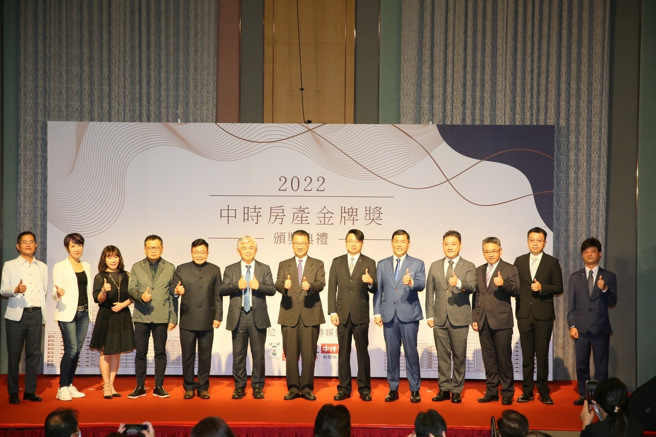 內政部長徐國勇（中）、中國時報總編輯王銘義（左6）與得獎代表合影。 (圖/中時新聞網攝)