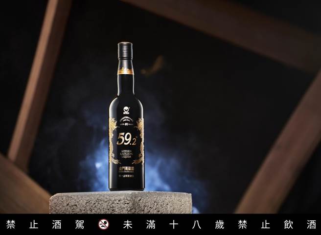 「白金龙首席原酒」59.2度不降度灌装，陈香、果香、醇厚均升级。（黑松提供）