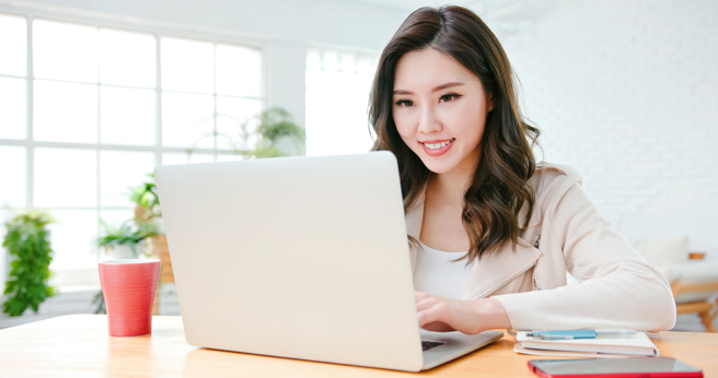 一名女网友自述常加班，竟成了被公司资遣的理由。（示意图／Shutterstock）