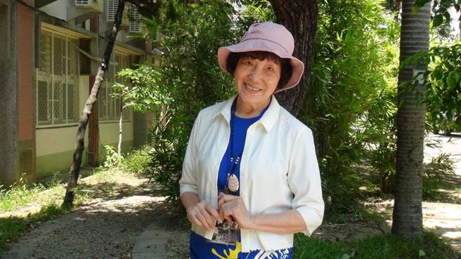 新竹高中退休教师尤桂遵从事教职32年，退休后继续投入东园国小晨间伴读等志工逾16年，奉献教育界近50年，获得今年教育部第17届教育奉献奖。（新竹市政府提供／王惠慧新竹传真）