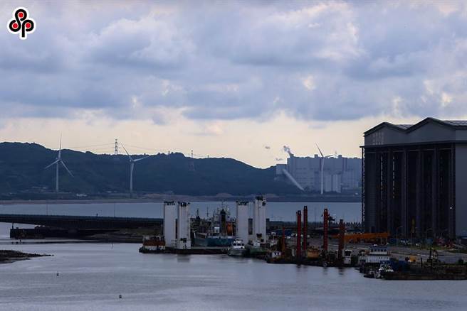 為了趕在2025年併聯發電，「海峽離岸風力發電計畫（28號風場）」送至環保署環差專案小組審查，盼變更可設立大型機組外。（報系資料照）