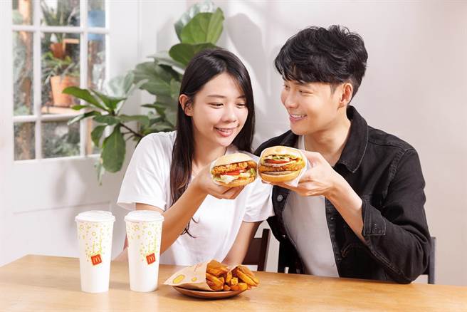 看準民眾期待出國，麥當勞以「異國風味系列」挑逗味蕾。（麥當勞提供）