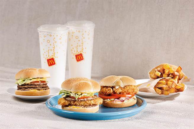 起司脆薯雙牛堡、起司三層牛肉堡於28日至11月8日限期供應，單點110元、地瓜套餐178元。柚香塔塔脆鷄堡則於10月12日至11月8日限期供應，單點110元、地瓜套餐178元。（麥當勞提供）