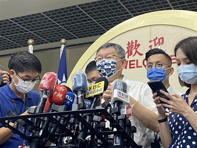 台北市长柯文哲今下午前往台北市议会拜会各委员会，会后受访听到周玉蔻喊告，笑到合不拢嘴。（陈薏云摄）