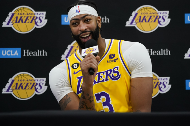 安東尼戴維斯(Anthony Davis)設下新賽季目標：打滿82場例行賽。(美聯社)