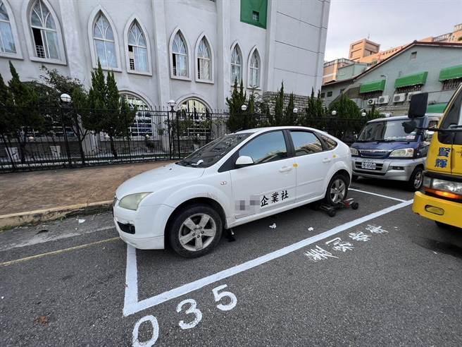 白色自小客被民眾发现车号异常，且霸停停车格。（台中市第二分局提供／冯惠宜台中传真）