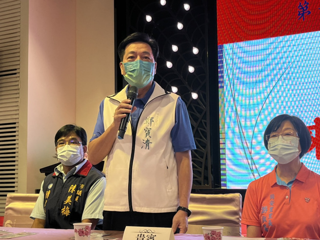圖為無黨籍桃園市長參選人鄭寶清(中)。（資料照,陳夢茹攝）