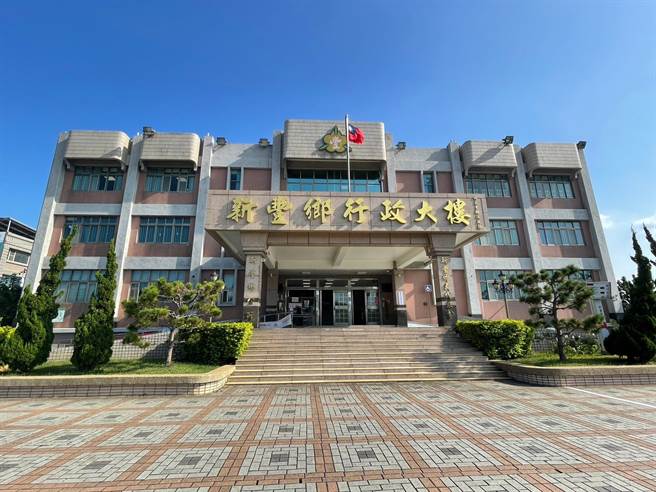 新丰乡公所公务员涉嫌违反贪污治罪条例，且罪嫌重大，包括乡长许秋泽等人遭声押禁见。（邱立雅摄）