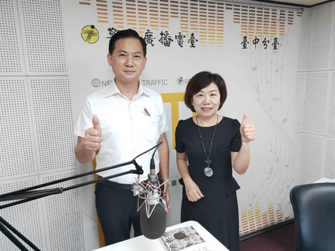 太平警分局分局长叶志诚(左)27日上午至电台接受专访。（太平警分局提供／冯惠宜台中传真）