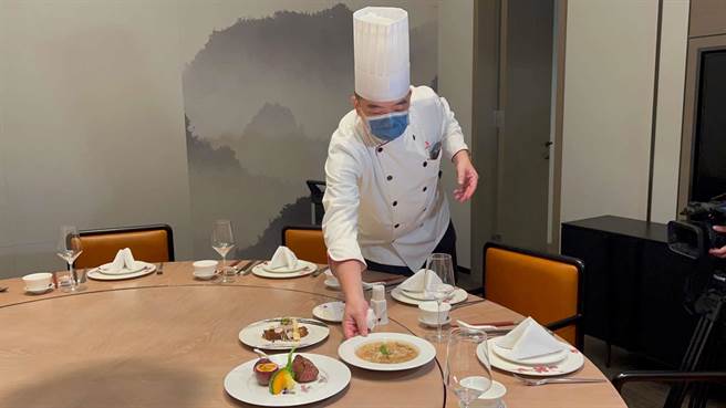 美国前国务卿蓬佩奥今晚晚宴菜色提前曝光，并藏有「猫腻」。（柯宗纬摄）