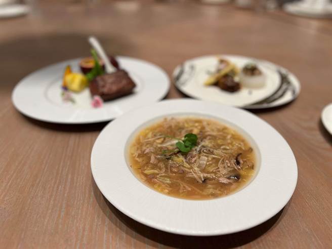 前为前镇鸭肉三丝羹。（柯宗纬摄）