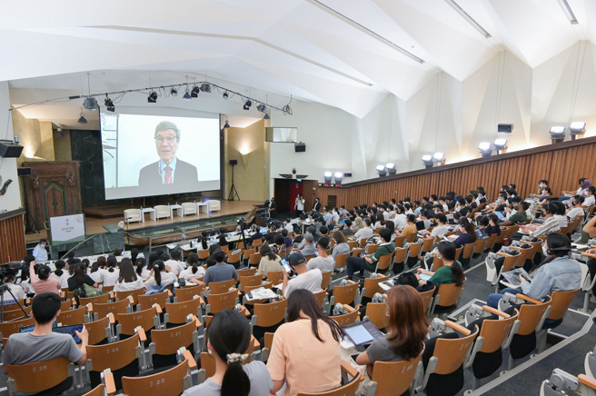 唐奖教育基金会今天在成功大学举办第5届唐奖大师论坛，永续发展奖得主、美国经济学家杰佛瑞．萨克斯（Jeffrey D. Sachs）透过视讯分享「永续发展，我们想要的未来」。(图／唐奖基金会)