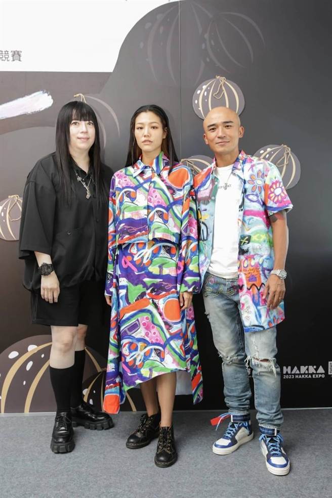 若綺(中)身穿的服裝是由潘怡良(左)及小馬(右)合作的作品。（圖／伊林娛樂提供）