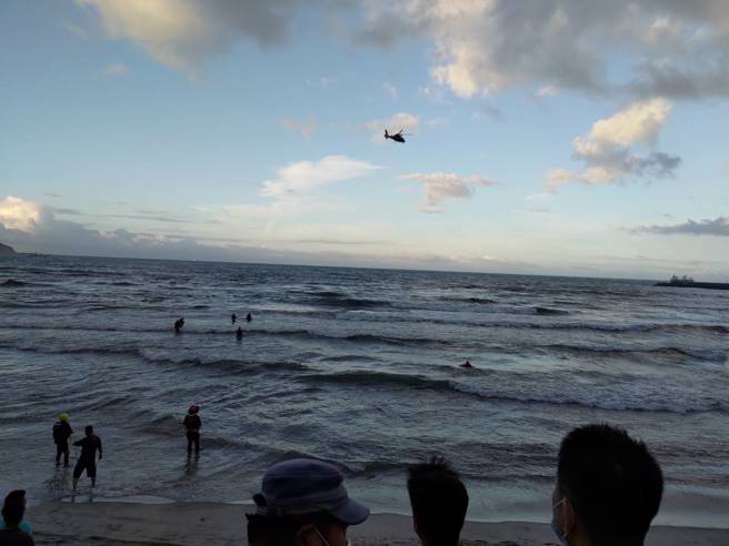 万里区发生兄弟下海游泳失联意外。（新北消防局提供）