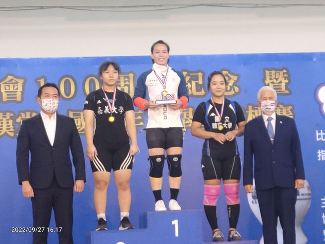 郭婞淳（中）在青年杯女子64公斤级拿下金牌。（黄邱伦摄）
