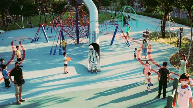 小太空人在太空船准备回地球，选择之前铁路地下化的工地降落，太空船系统还显示「目前为荒地，许可降落」的字眼，但是当太空人降落时，发现自己置身于绿意盎然、充满儿童欢笑的游乐园。（高雄市政府提供／崔正纲高雄传真）