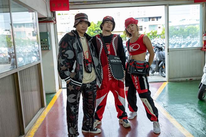 霹靂舞者著循環設計服飾及包包。（柯宗緯翻攝）