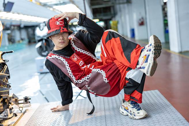 霹靂舞國手孫振穿著設計服飾演繹霹靂舞動作。（柯宗緯翻攝）