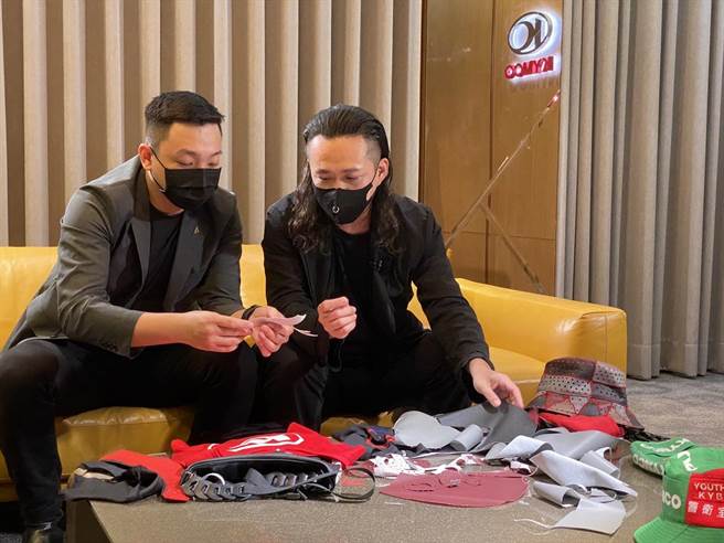 JUST IN XX設計師周裕穎（右）向青年局局長張以理（左）說明光陽下腳料的設計應用。（柯宗緯翻攝）