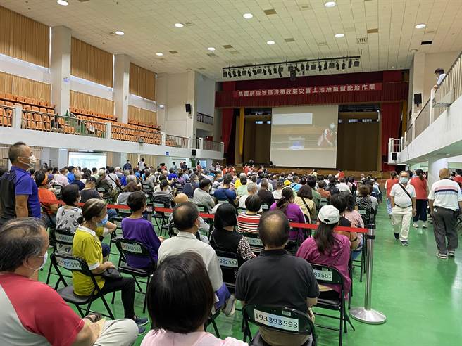 桃园航空城附近地区安置土地抽籤今在桃园航空城联合服务中心办理，埔心里共180户到场抽籤。（蔡明亘摄）