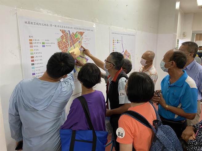 安置户看着安置街廓区位示意图，热烈讨论选配土地规画。（蔡明亘摄）
