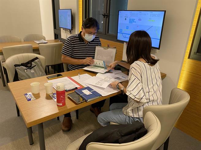 桃园航空城安置住宅服务中心也有提供选择安置街廓的民眾建筑师谘询服务，可提前上网预约。（蔡明亘摄）