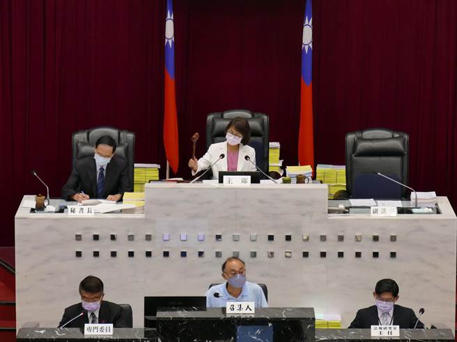 经高市议员黄柏霖奔走、提案的「高雄市弱势族群投保微型保险自治条例」草案，今（27）日由高市议会率先全国通过「高雄市弱势族群投保微型保险自治条例」，预估符合纳保对象将扩大为9万多人，弱势市民若死亡或失能最高理赔30万元。（柯宗纬翻摄）