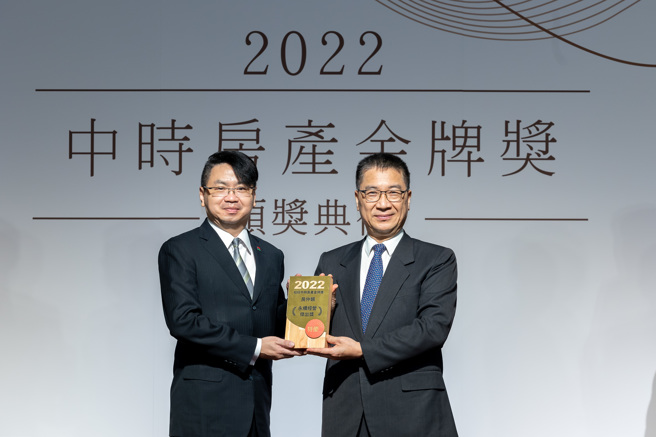 信义房屋仲介事业处总经理信泓浚（左）从内政部长徐国勇手中，接下「永续经营杰出奖」。信义房屋另还获得「服务品质杰出奖」。（图/信义房屋提供）