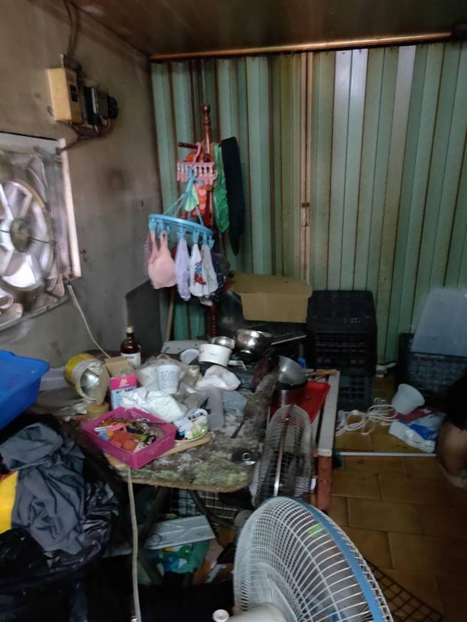 3個小孩的居住環境雜亂狹小。（警方提供）