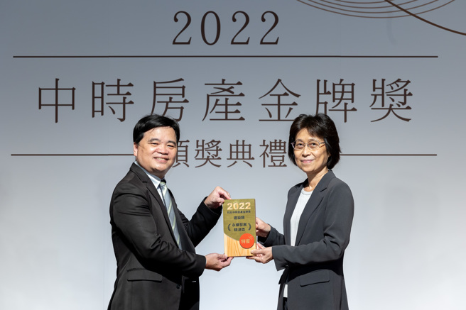 信义开发获颁「永续发展精湛奖」，副总经理李建坤（左）代表领奖。（图/信义房屋提供）