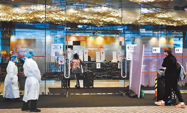 图为抵港人士入住尖沙咀一检疫酒店。（图／中新社）