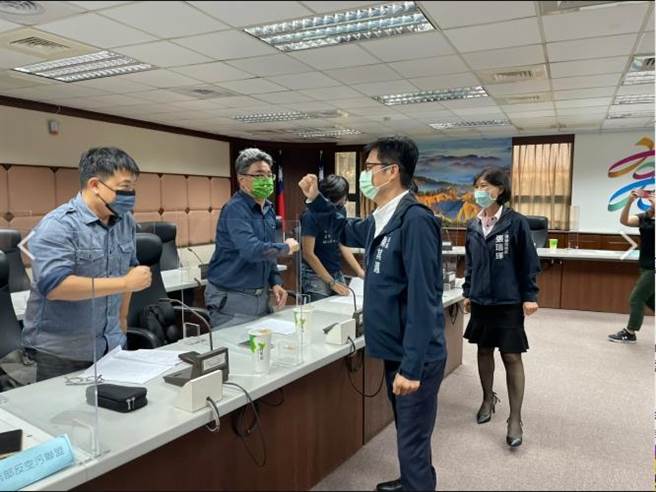 今（27）日經市政會議審議通過「高雄市淨零城市管理自治條例」草案，將送高市議會審議，待三讀通過後，報請行政院核定。（柯宗緯翻攝）