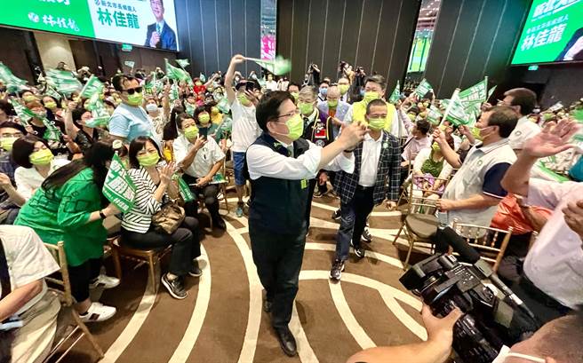 民进党新北市长参选人林佳龙今日下午出席四大社团后援会成立大会，向新北市长侯友宜下战帖，希望双方能够尽快安排辩论。（吕健豪摄）