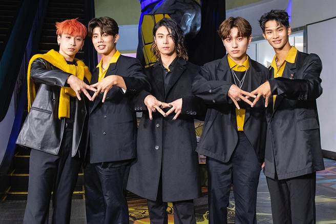 《黑亚当》请到原子少年「火星」助阵，左起曹家齐、陈峻廷、MAX、李承隆、夏浦洋。（华纳兄弟提供）