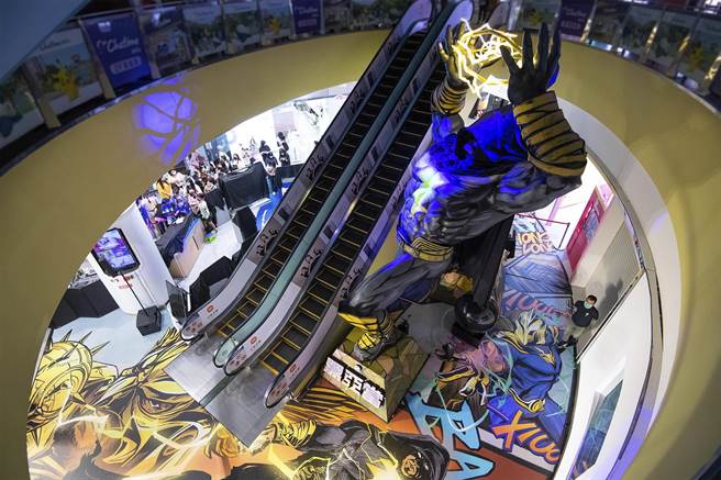 片商邀请街头艺术家傅星翰改造台北信义威秀影城的2层楼高巨人像成「黑亚当」造型。（华纳兄弟提供）